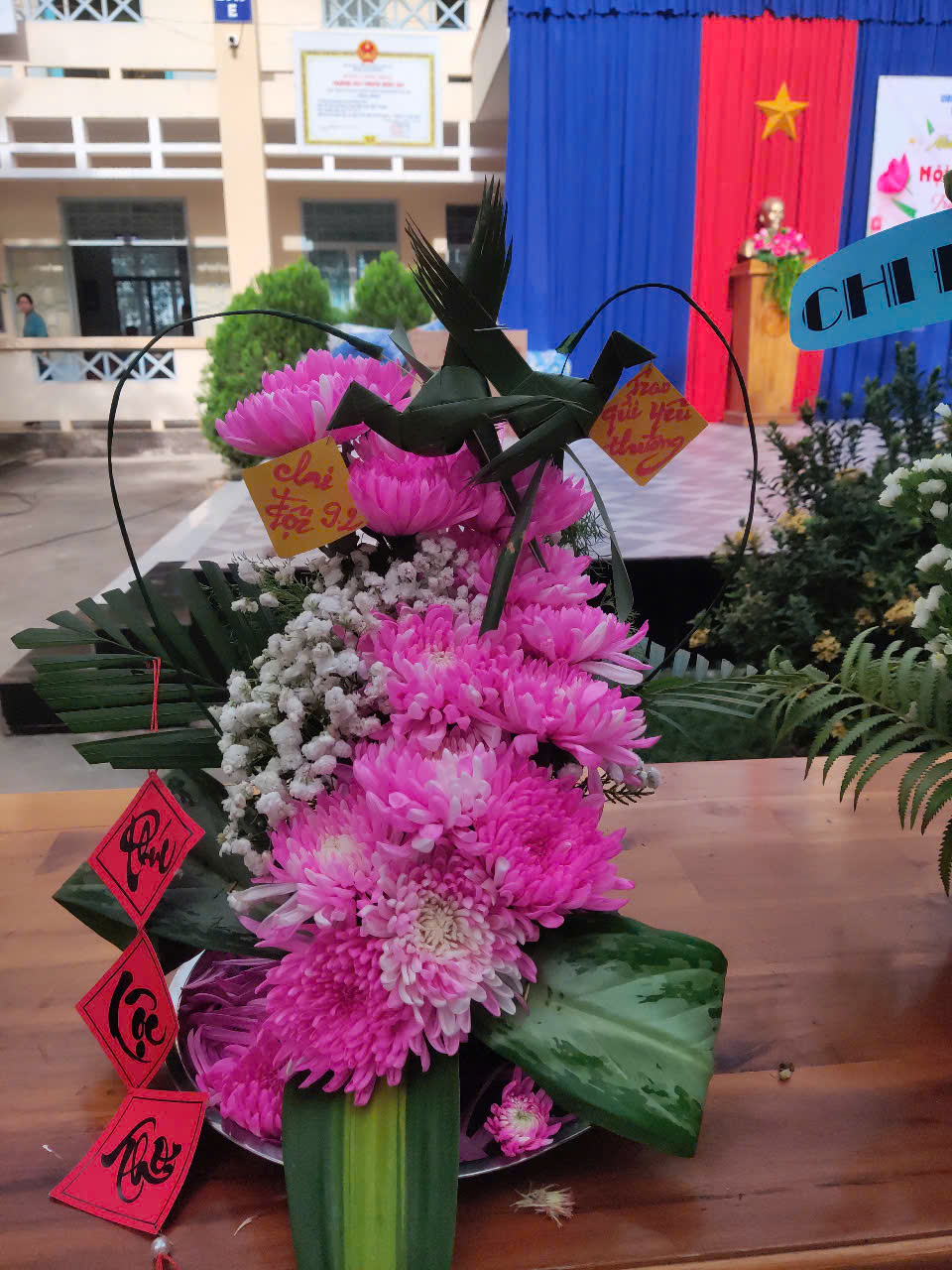 Hội thi cắm hoa và chương trình "Trao gửi yêu thương"